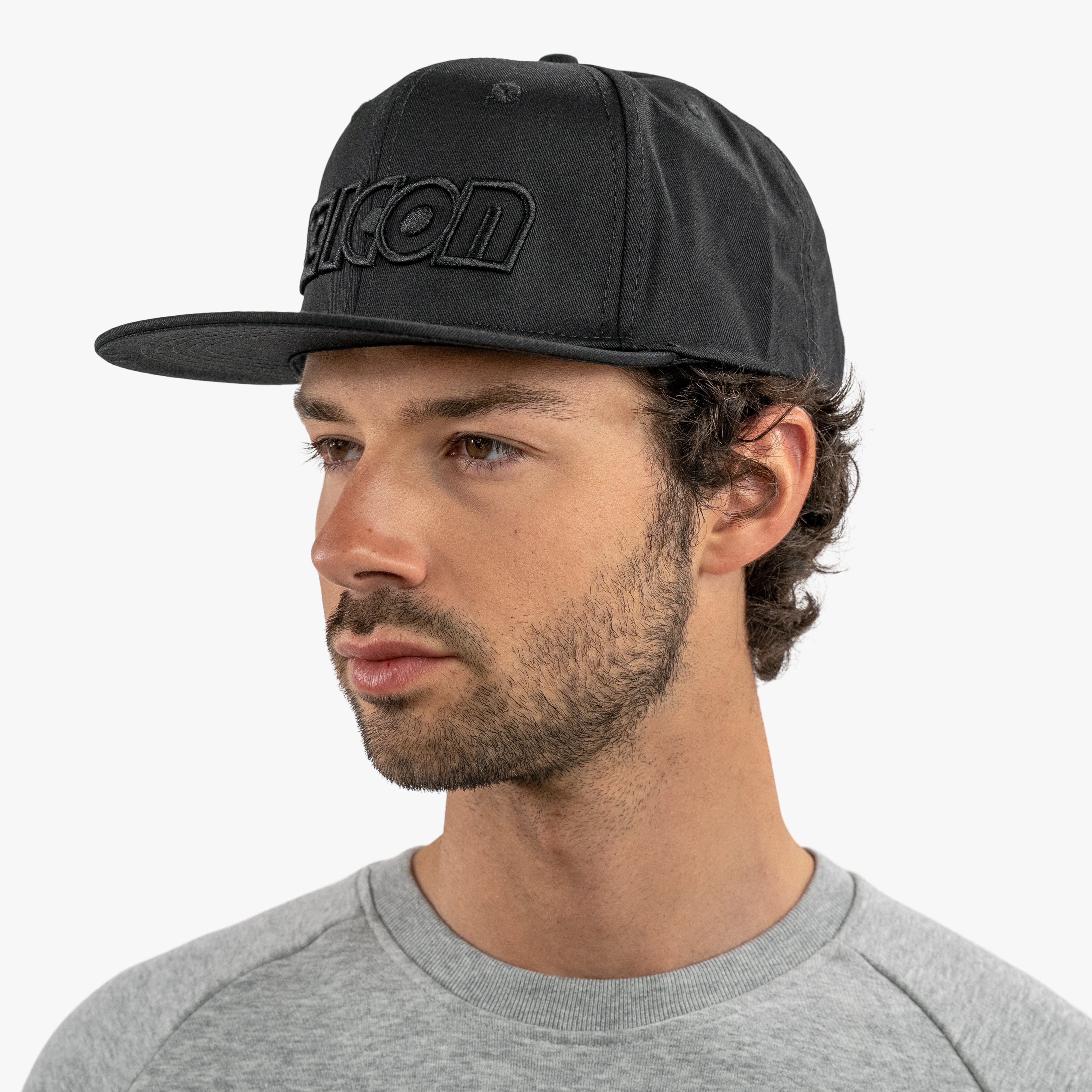 CASQUETTE SNAPBACK BLACK ON BLACK LOGO - 01