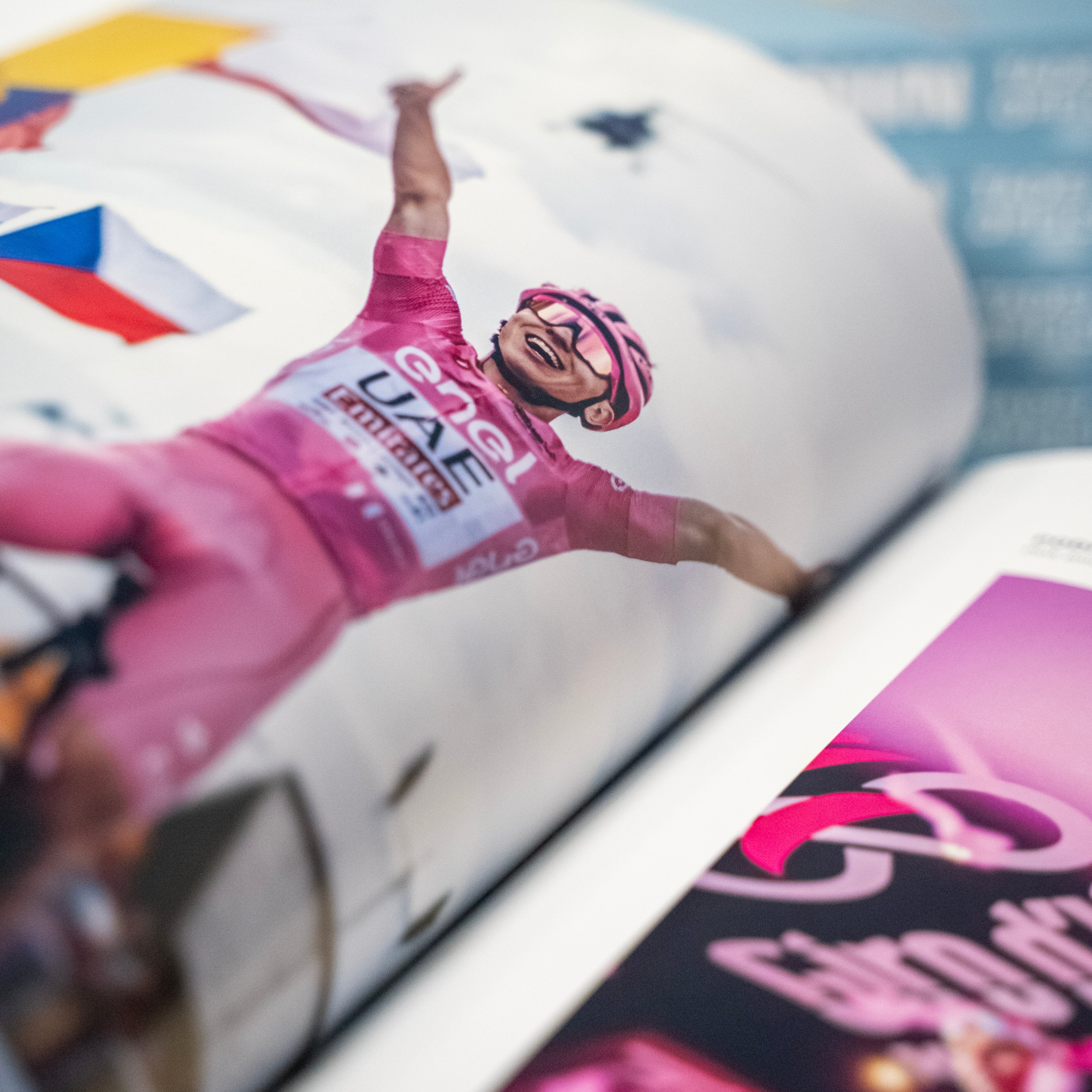 TADEJ POGAČAR TRIPLE CROWN PHOTOBOOK - COUVERTURE RIGIDE SIGNÉE